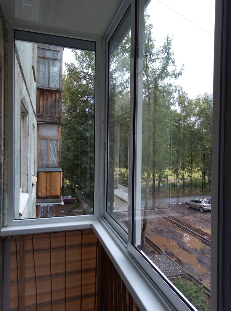 Раздвижное остекление П-образного балкона в хрущевке с внешней отделкой - фото 4